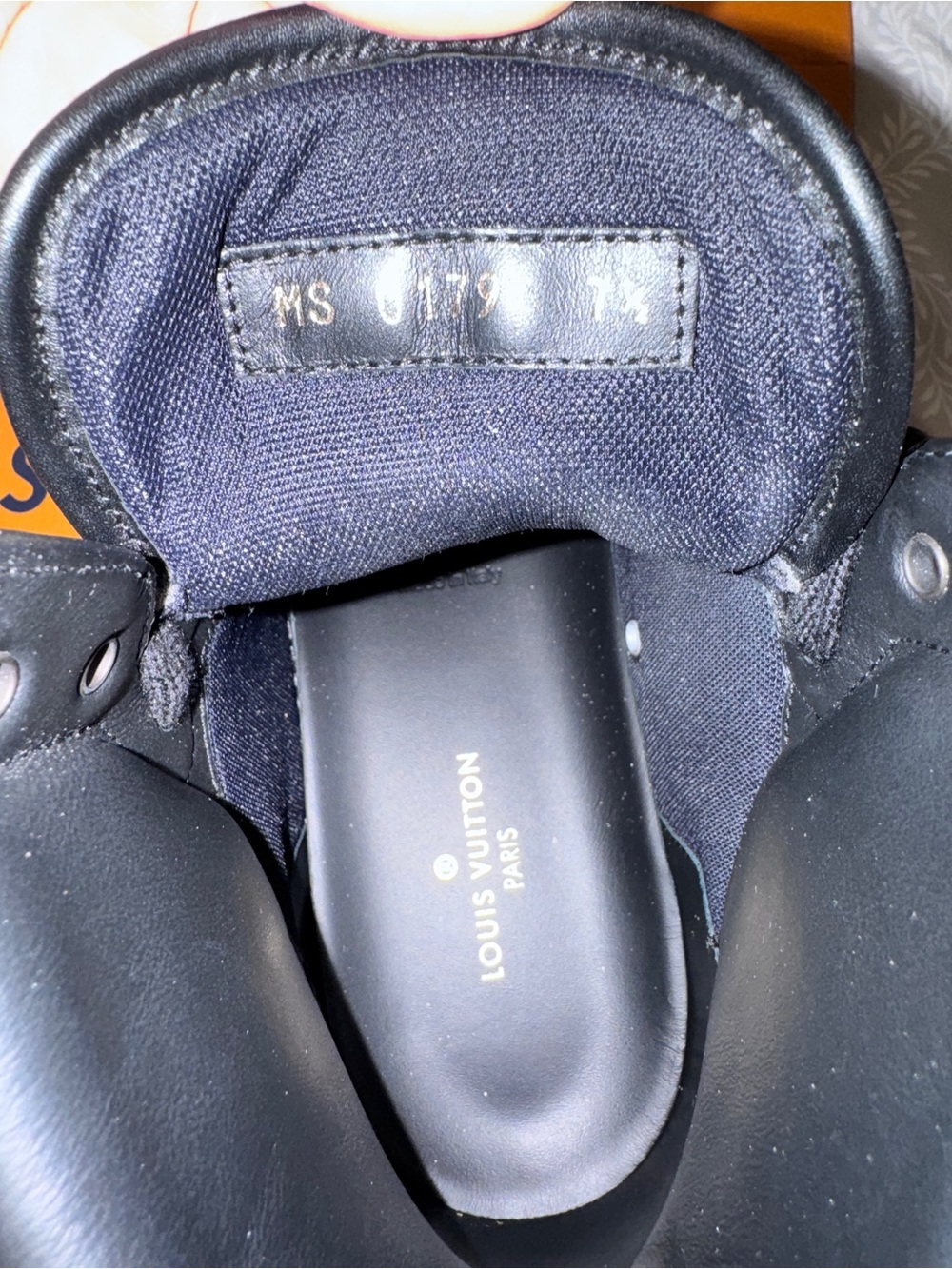 LOUIS VUITTON
Calfskin Monogram Mens Rivoli High Top Sneakers - Picture 7 of 9